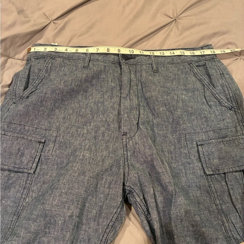 Vintage Levi’s Blue Cargo Shorts Relaxed Fit in size 34